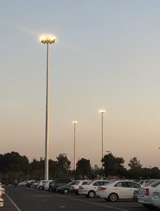 برج های نوری 24 متری نصب شده در پارکینگ فرودگاه